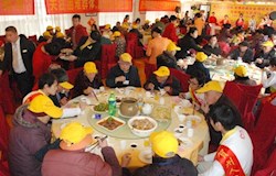 百余困难群体共享“爱心年饭”