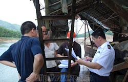 打击非法采沙淘金船保护青山绿水