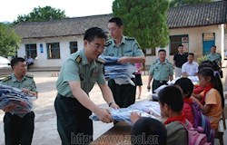 部队官兵献爱心 助学帮困暖人间