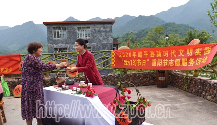 “我们的节日”：登茶山祈福 品长寿美食