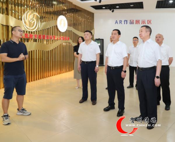 贺州市市长彭代元在贺州学院凤凰数字媒体协同育人示范基地调研.jpg