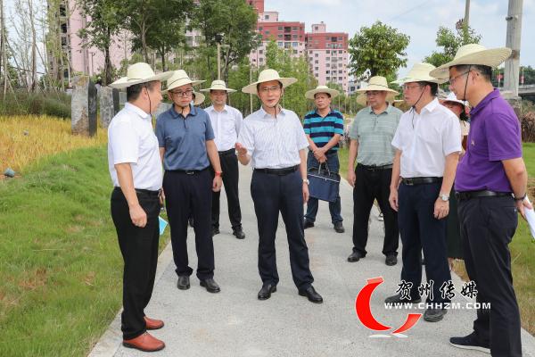 贺州市委书记李杰云在贺江（平桂城区段）两岸文化休闲公园调研。.jpg