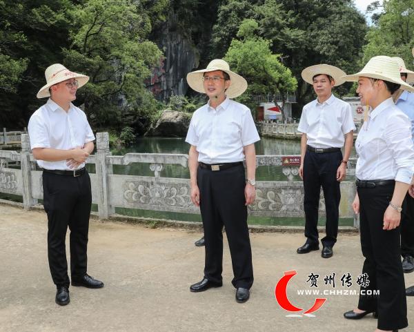 贺州市委书记李杰云在钟山县珊瑚镇新民村委龙岩村调研。.jpg