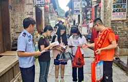 昭平县青年普法志愿者为景区“添红装”