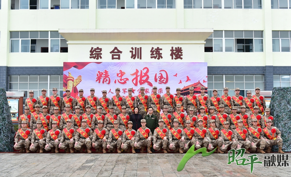 邹红英与入伍新兵合影