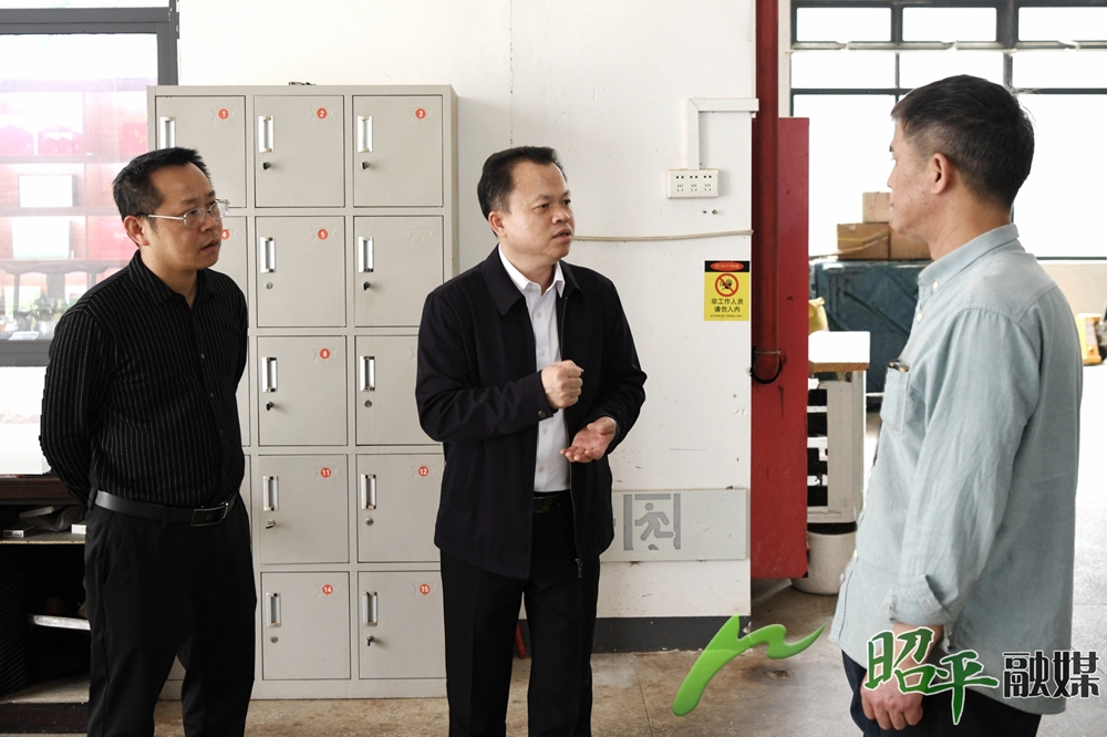 周强在昭平县仙茗茶业有限公司现场调研