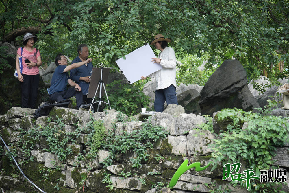 艺术家正在黄姚古镇创作