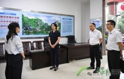 邹红英到县直部门调研