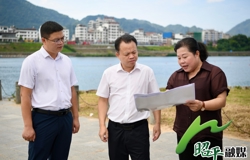 周强就2025年中国龙舟公开赛（广西·昭平站）筹备工作现场办公