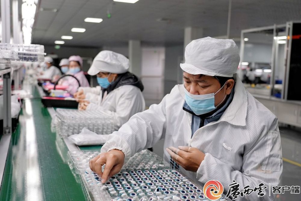 在广西科奈信精密技术有限公司生产车间内，工人们正在组装蓝牙耳机。通讯员 雷坤金 摄