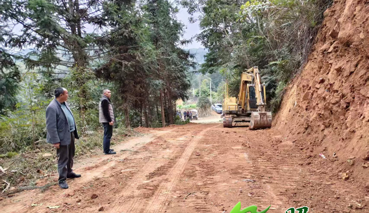 五将镇：除草拓路办实事 畅通村道惠民生