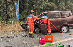 雨天路滑致车辆相撞 消防紧急救援