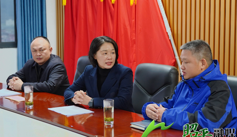 昭平县领导慰问优秀人才代表